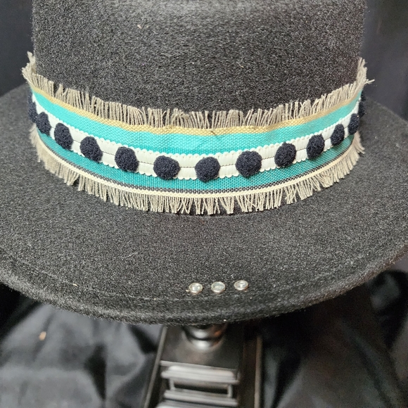 Black felt decorated hat - Picture 3 of 3